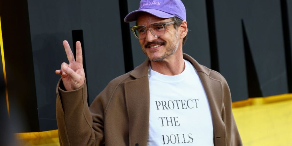 Entenda por que famosos estão usando blusa com a frase "proteja as bonecas"