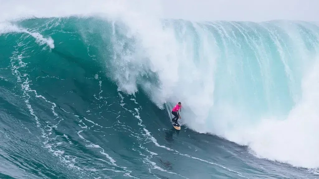 Pedro Scooby vence Gigantes de Nazaré após surfar onda de 18 metros