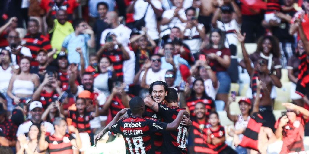 Sob olhares de Dorival, Flamengo atropela o Corinthians pelo Brasileirão