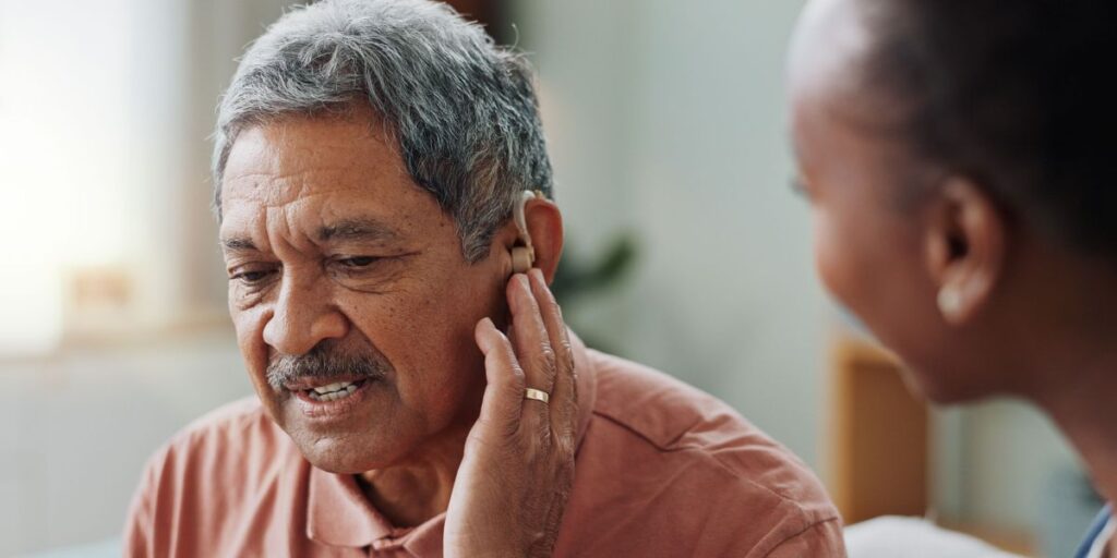 Perda auditiva na meia-idade pode acelerar o declínio cognitivo