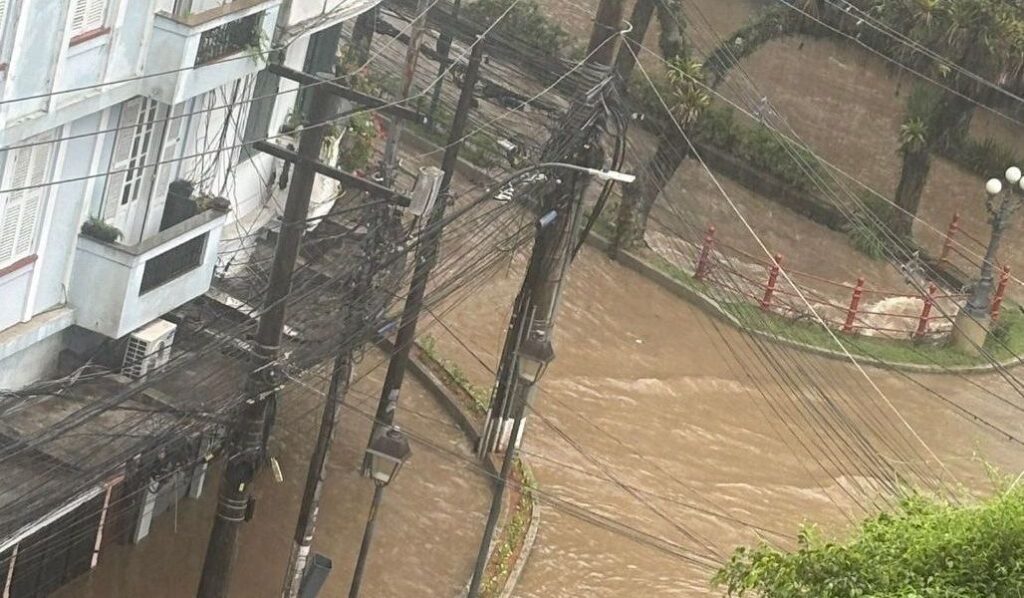 Centro histórico de Petrópolis alaga e sirenes são acionadas