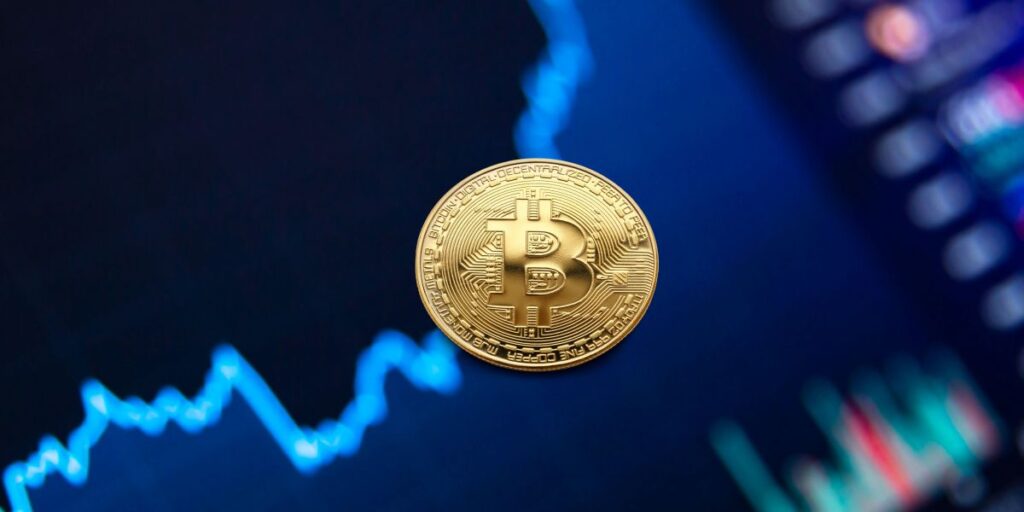 Bitcoin recua com padrão gráfico indicando tendência de baixa prolongada