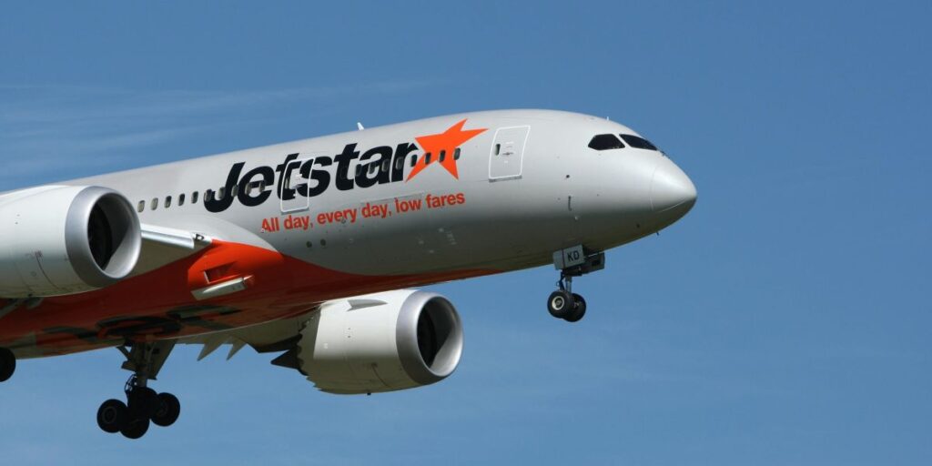 Voo retorna para Bali após passageiro tentar abrir porta do avião no ar