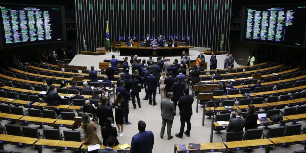 Mesmo sob ameaça de obstrução, Câmara aprova MP de combate a incêndios