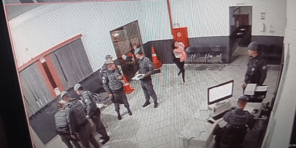 Vídeo: PMs salvam bebê recém-nascido em SP