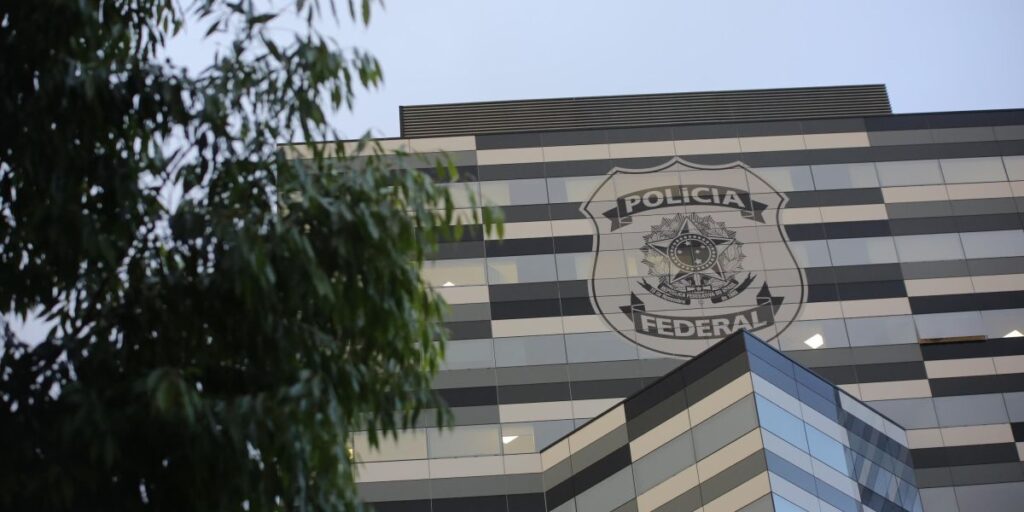 Diretor-geral e ex-número 2 da Abin chegam à PF para prestar depoimento