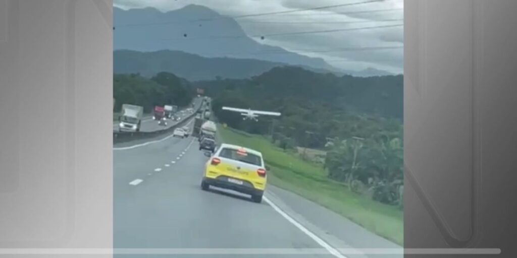Vídeo: Avião faz pouso forçado entre carros e caminhões em rodovia de SC