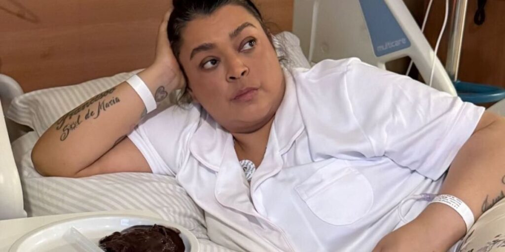 Internada, Preta Gil aparece maquiada e comendo açaí em nova foto