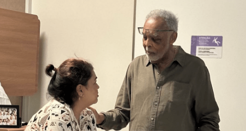 Preta Gil recebe visita de Gilberto Gil durante internação em SP