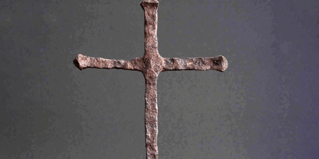 Cruz usada na primeira missa do Brasil chega em SP para Semana Santa