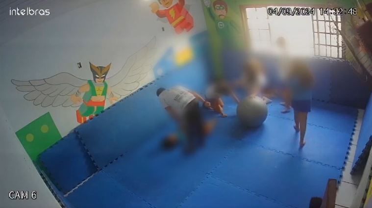Vídeo mostra professor dando "rasteira" em aluno autista em escola do Rio