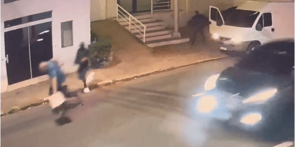 Vídeo flagra momento em que homem é sequestrado no interior de SP
