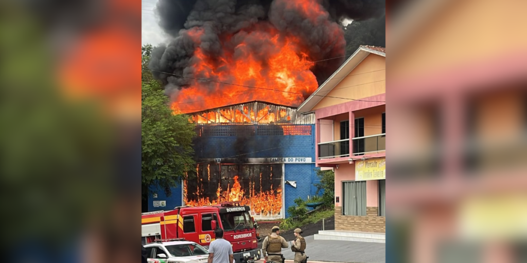 SC: incêndio atinge barracão de escola de samba campeã do Carnaval em 2025