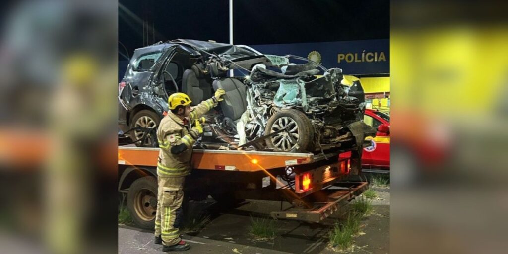 Cinco pessoas morrem após batida entre carro e carreta no Triângulo Mineiro