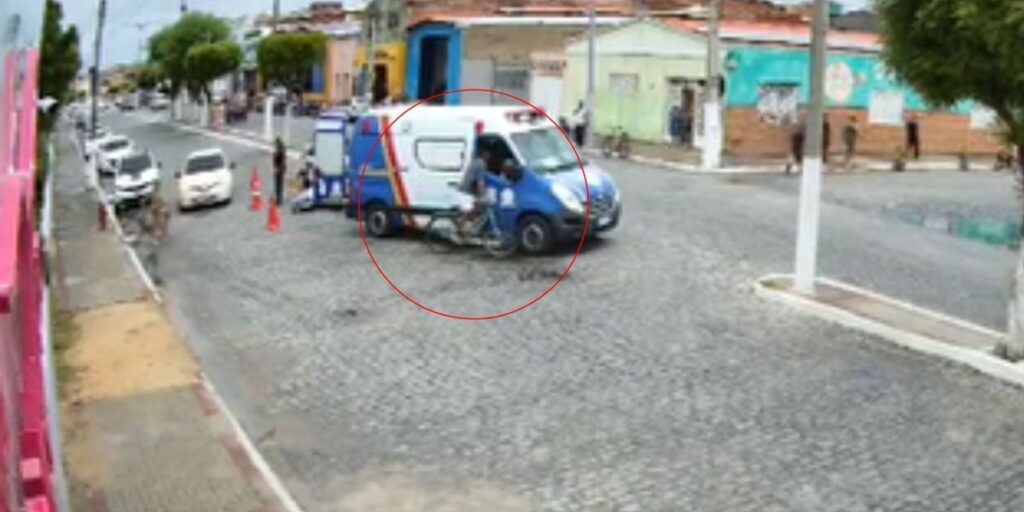 Vídeo: Homem furta celular de ambulância durante socorro no Ceará