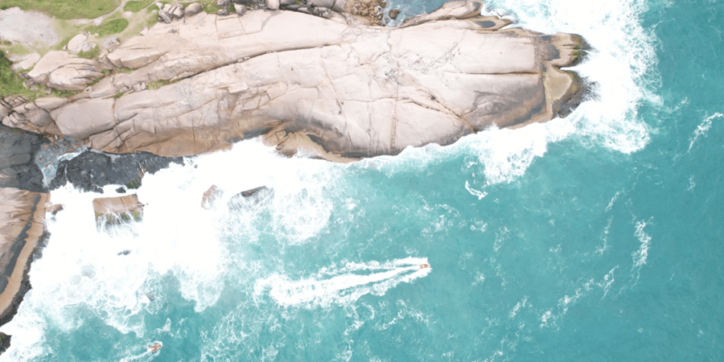 Homem cai de pedra na praia e desaparece no mar em SC