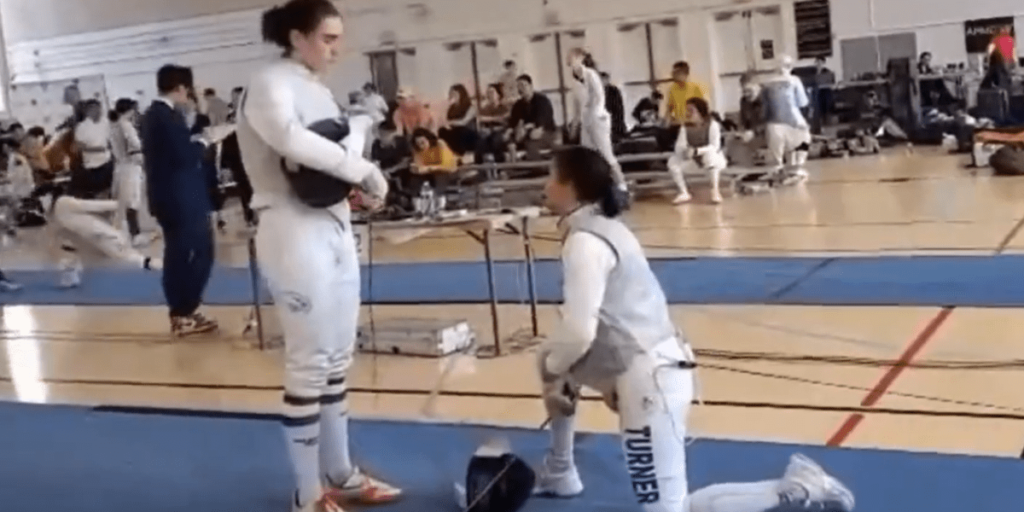 Esgrimista dos EUA se recusa a enfrentar atleta trans e sofre punição