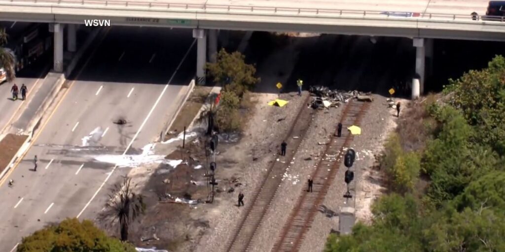 Avião de pequeno porte cai e pega fogo em Boca Raton, Flórida