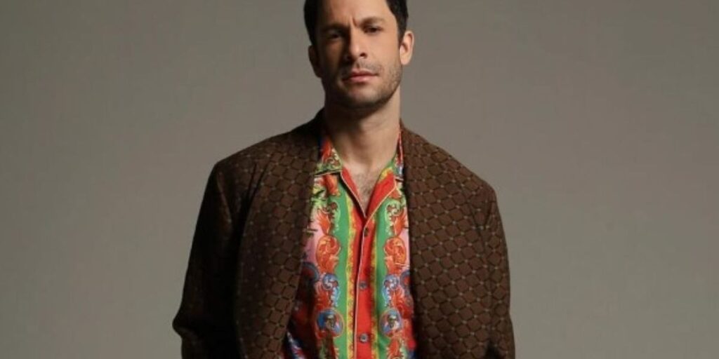 Rainer Cadete publica ensaio sensual nas redes sociais: "Tô sem roupa"