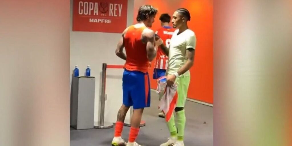 Raphinha e craque da Argentina trocam camisas após vitória do Barcelona