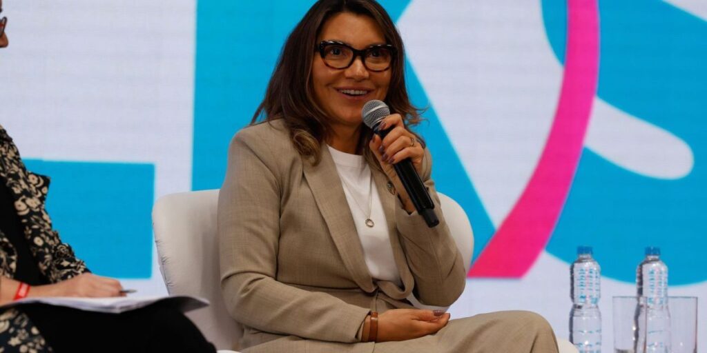 Após cobrança sobre Janja, AGU define regras de viagens de cônjuges