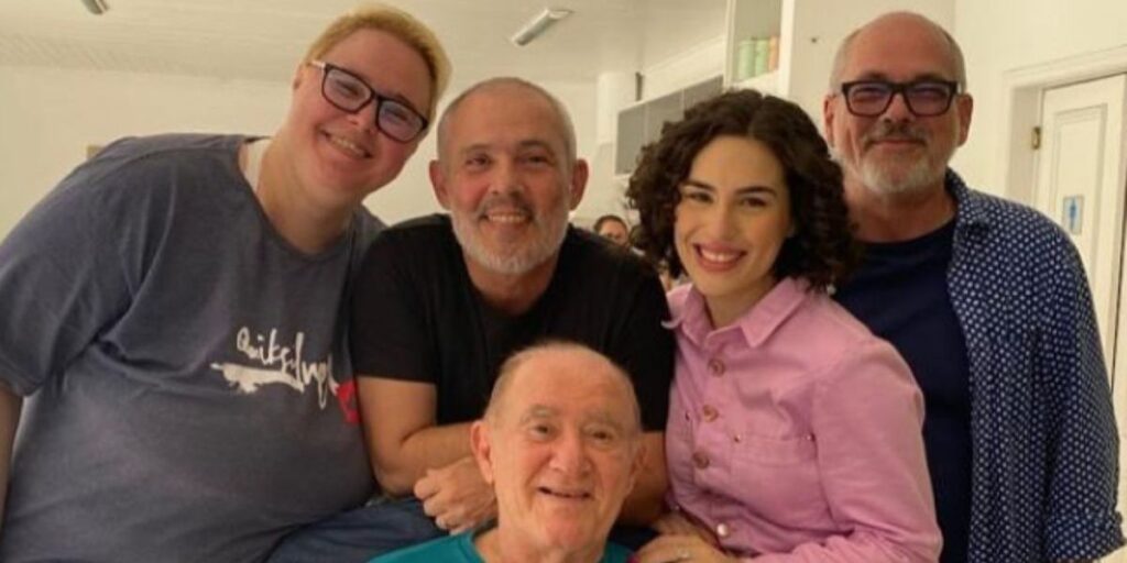 Mulher de Renato Aragão rebate polêmica: "Juntos pela nossa família"