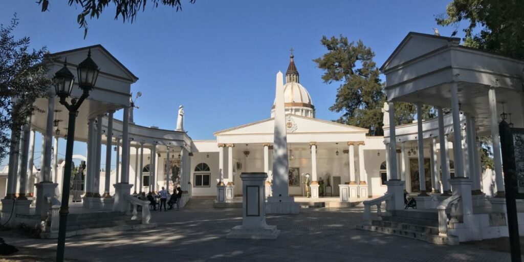 Conheça cidade argentina que realiza velórios dentro de réplica do Vaticano