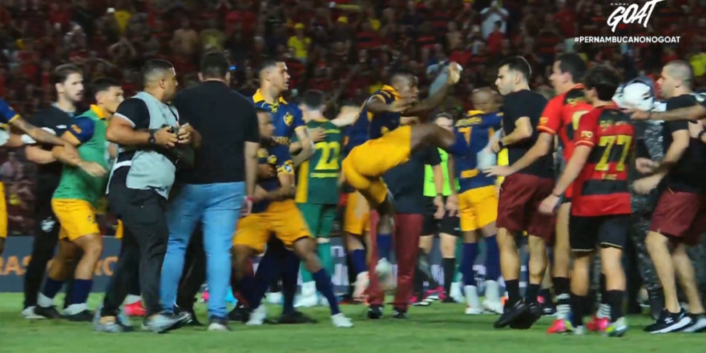 Voadora e confusão: veja briga generalizada em título do Sport