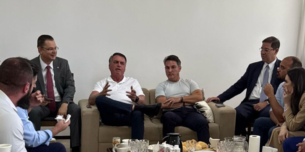 À espera de Hugo, oposição faz reunião sobre anistia com Bolsonaro