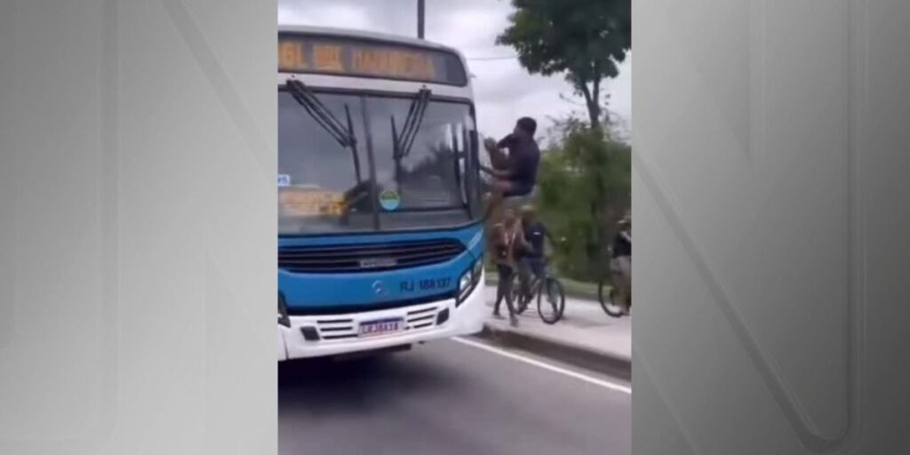 Vídeo: homem invade ônibus pela janela e assume direção