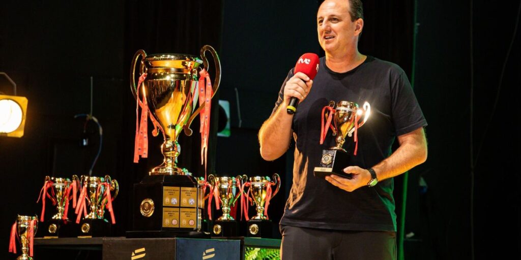 Rogério Ceni ganha prêmio e cobra: "Não tem lance meu para mostrar?"