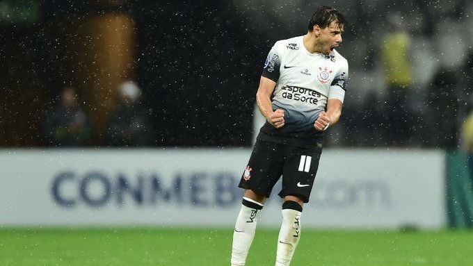 Com um a menos, Corinthians vence Racing e segue vivo na Sul-Americana
