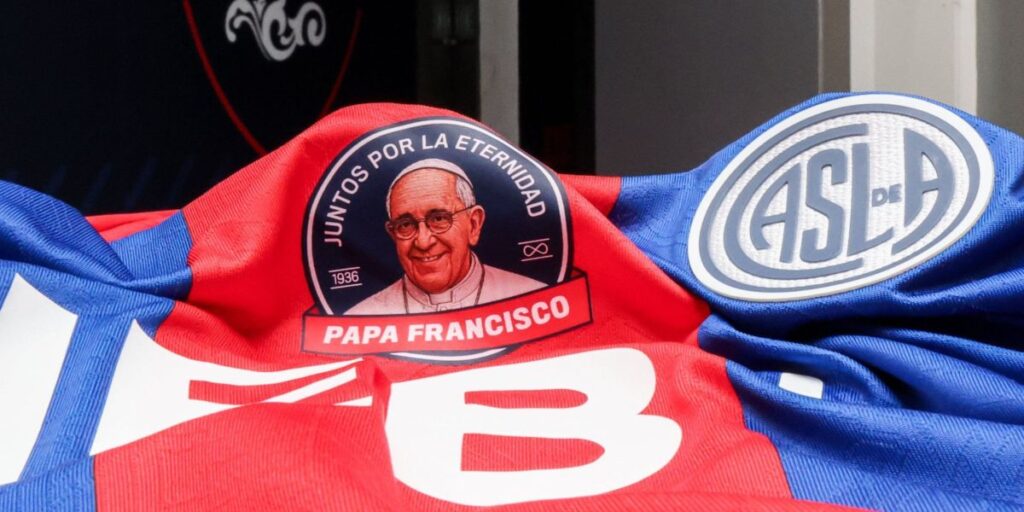 San Lorenzo revela camisa em homenagem ao papa Francisco