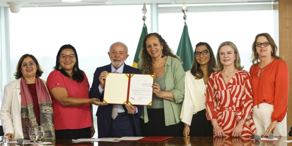 Lula sanciona projeto que amplia pena por crimes com IA contra mulheres
