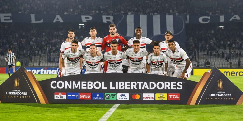 São Paulo: Oscar volta a sentir coxa lesionada na Libertadores e preocupa