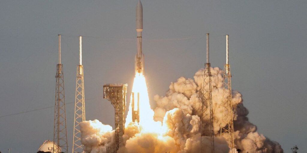 Amazon lança satélites de internet para competir com a Starlink, da SpaceX