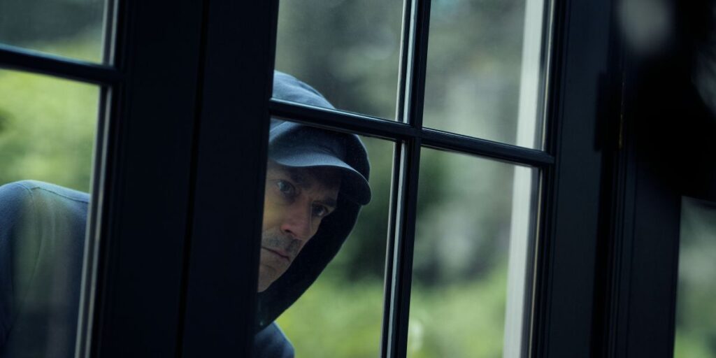 Jon Hamm vive gestor que rouba vizinhos em série: "Loucamente divertida"