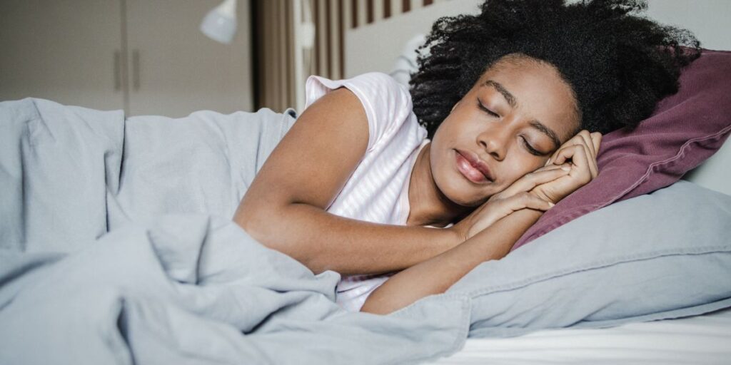 É verdade que mulheres precisam dormir mais que os homens? Entenda