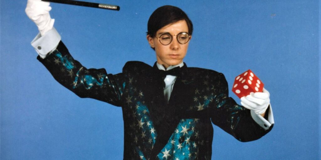 Mulher que se passou por homem para entrar em clube de mágica é reconhecida