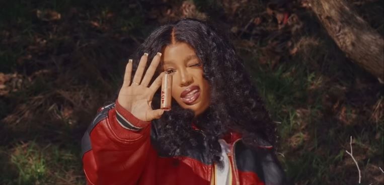 SZA anuncia marca de beleza com três tons de gloss labial