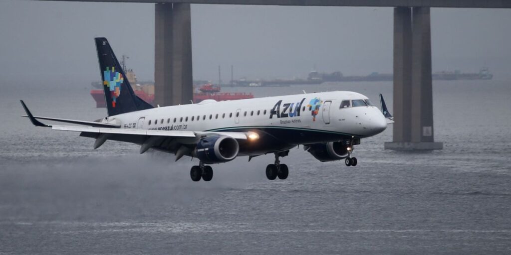 Homem finge ser piloto da Gol e pede para entrar em cabine da Azul em voo