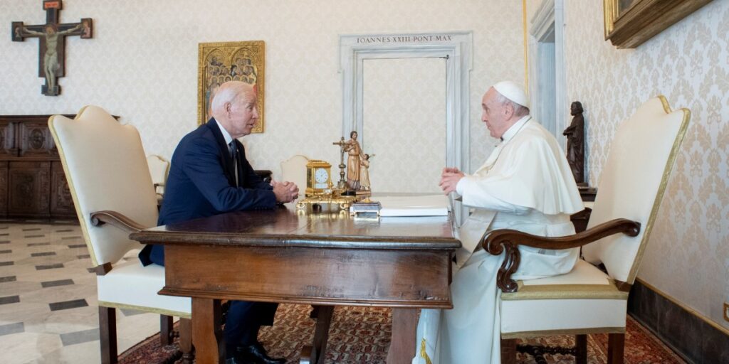 Joe Biden chega à Praça de São Pedro para funeral do papa Francisco