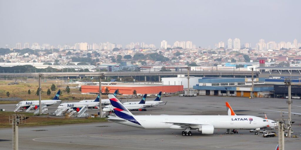 Piloto vê crianças na pista antes de pousar no Aeroporto de Guarulhos