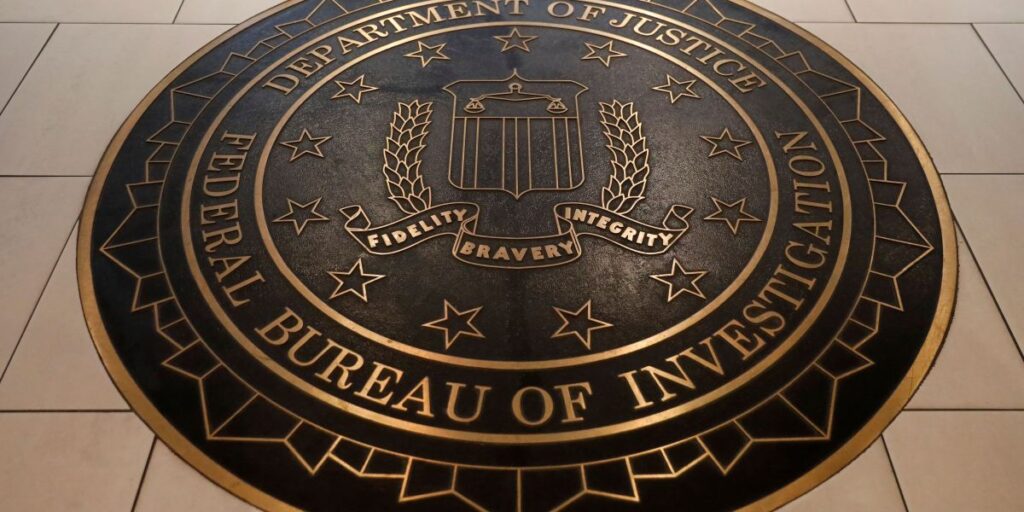 Juíza dos EUA é presa por obstruir operação para prender imigrante, diz FBI