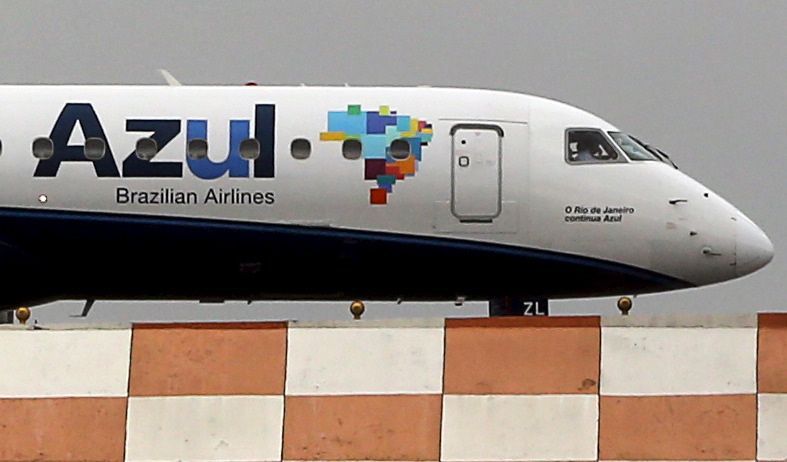 Voo atrasa 2 horas após passageiro acionar saída de emergência no RS