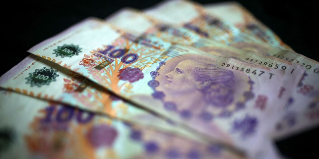 Peso argentino se estabiliza após liberalização do câmbio apoiada pelo FMI