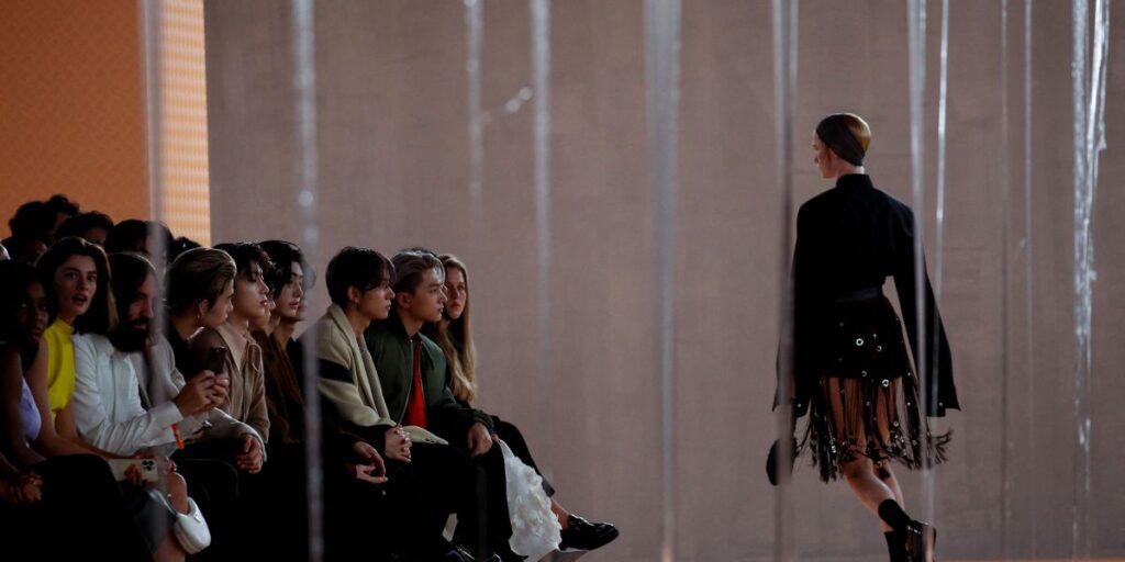 Prada compra Versace em negócio avaliado em 1,25 bilhão de euros