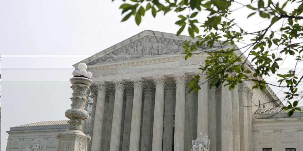 Suprema Corte bloqueia recontratação de servidores demitidos por Trump