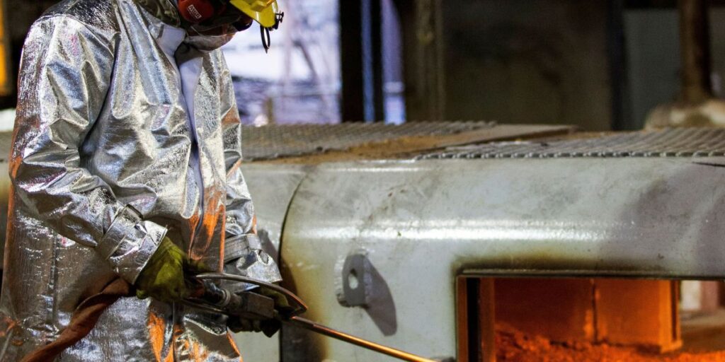 Produção industrial do Brasil frustra expectativas e recua em fevereiro