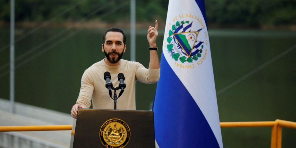 Trump se reúne com presidente de El Salvador em meio a deportações